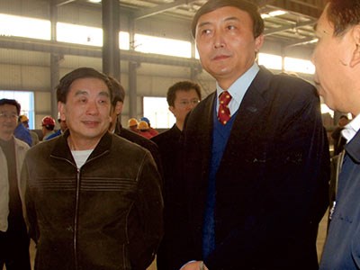 原湖南省副省長(zhǎng)徐明華視察生產(chǎn)車(chē)間，彭琪董事長(zhǎng)現(xiàn)場(chǎng)陪同